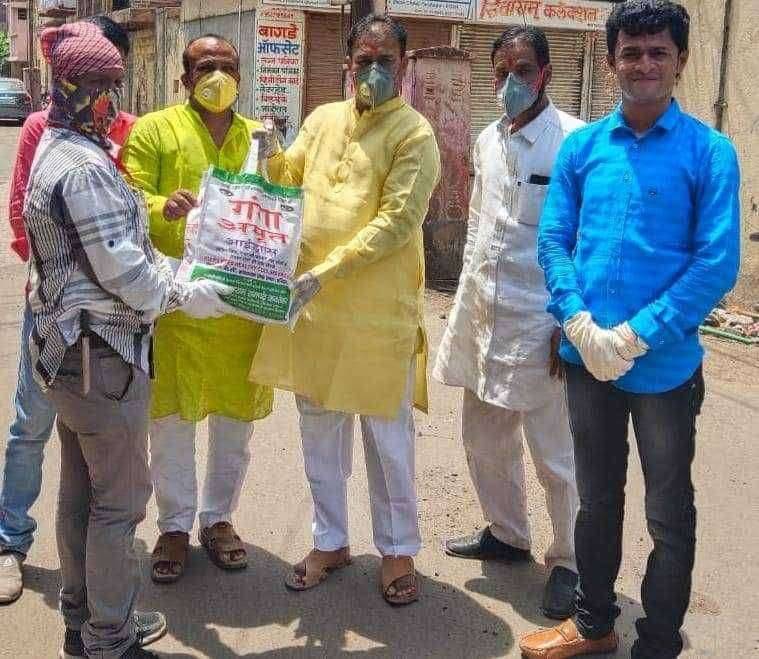 इलेक्ट्रीक वायरमन व कर्मचाऱ्यांना मनसेची मदत