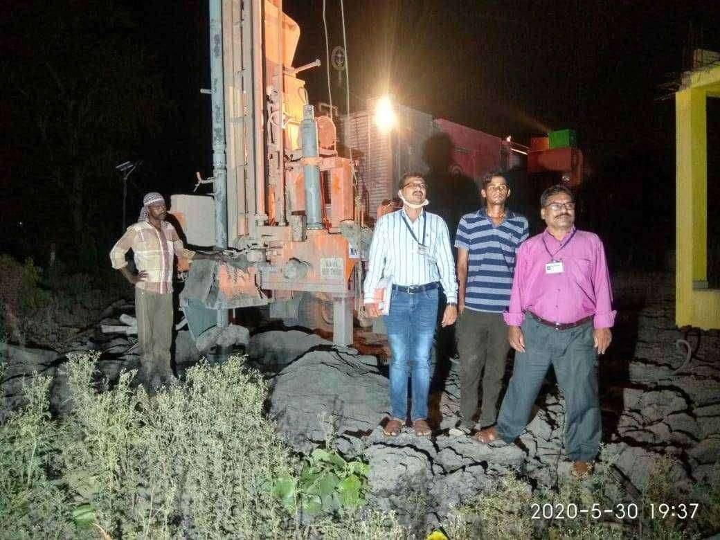 चांप्यात प्रभाग दोन मध्ये नवीन बोअरवेलचे गटविकास अधिकाऱ्यांच्या हस्ते शुभारंभ