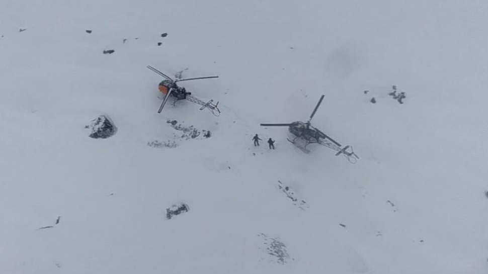 ? भारतीय लष्कर आणि आयएएफची हेलिकॉप्टर्स असुरक्षित हवामानातील 15,500 फूट दलाच्या कर्मचारयांची धाडसी बचाव मोहीम