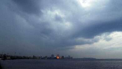 निसर्ग चक्रीवादळ जवळ असल्याने, पालघर ग्रामस्थ सामाजिक अंतरांच्या भीतीपोटी शासकीय निवाराकडे जाण्यास तयार नाहीत....