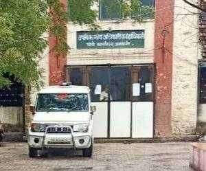 ?️ दार उघड बये दार उघड..उपविभागीय कार्यालयाच्या बाहेर जनतेची आर्त हाक...