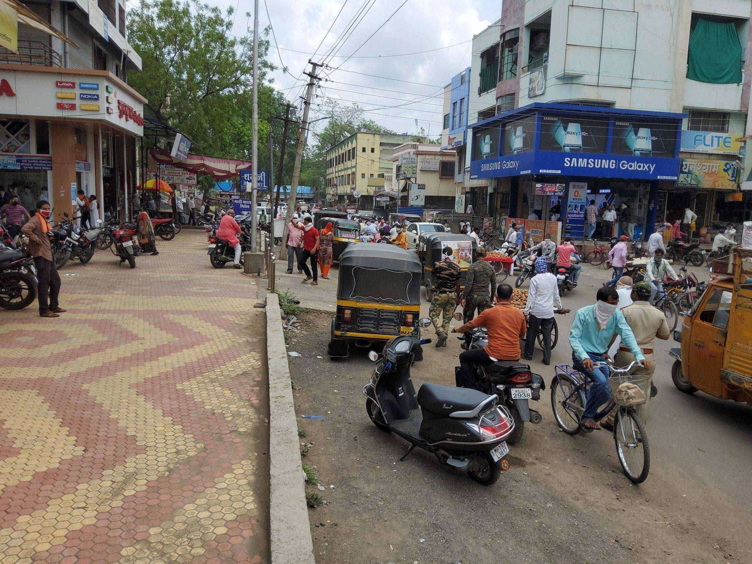 खुले अमळनेर शहर त्यात रिकामटेकडेची भर कसे होणार कोरोनावर नियंत्रण