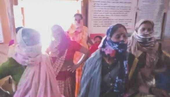 मोठा वाघोदा ग्रामपंचायतीवर शौचालय कामी महिलांची धडक सरपंच मात्र गायबच