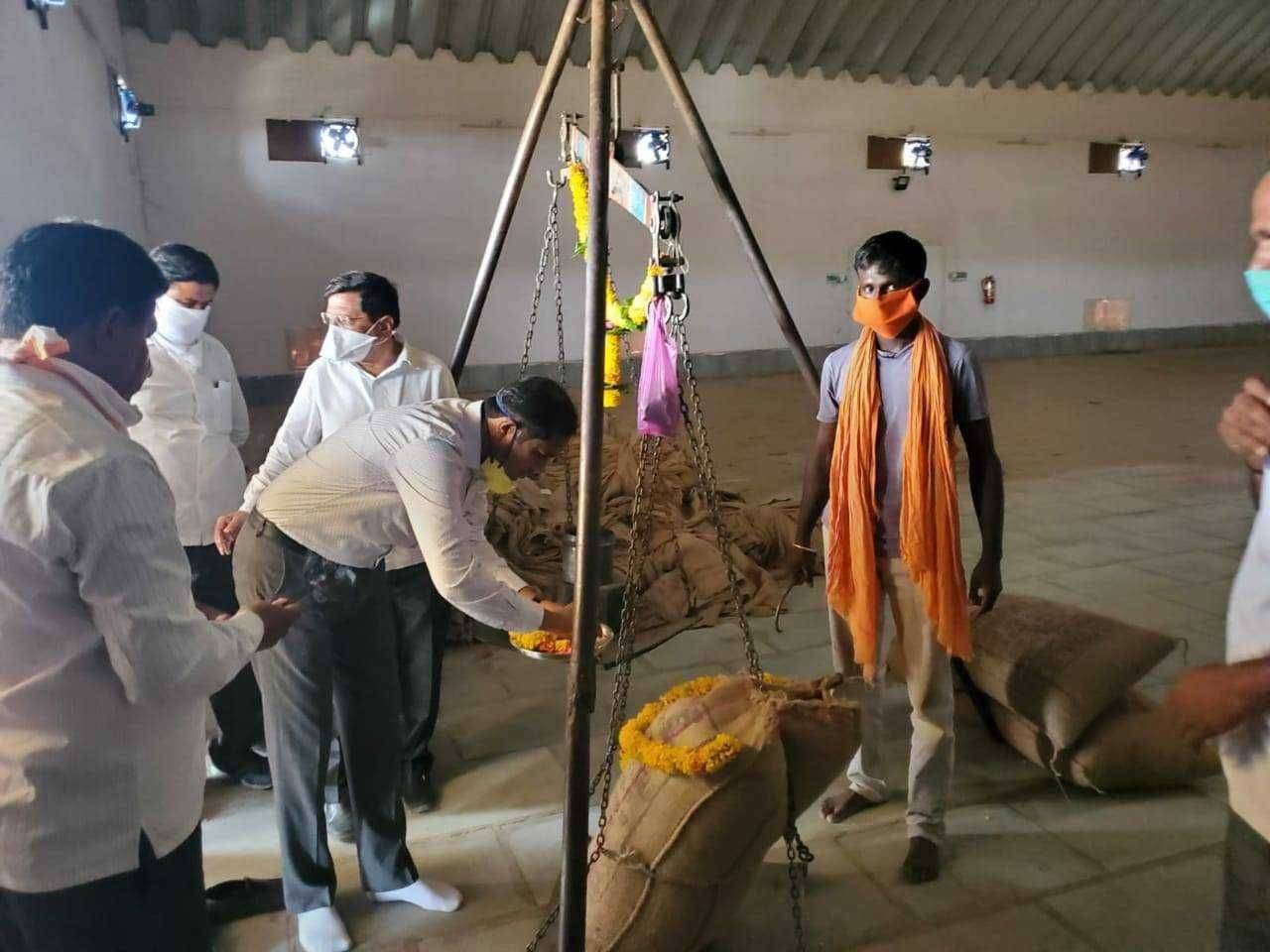 शासकीय मका व ज्वारी खरेदी केंद्राचा आमदार मंगेश चव्हाण यांच्याहस्ते शुभारंभ