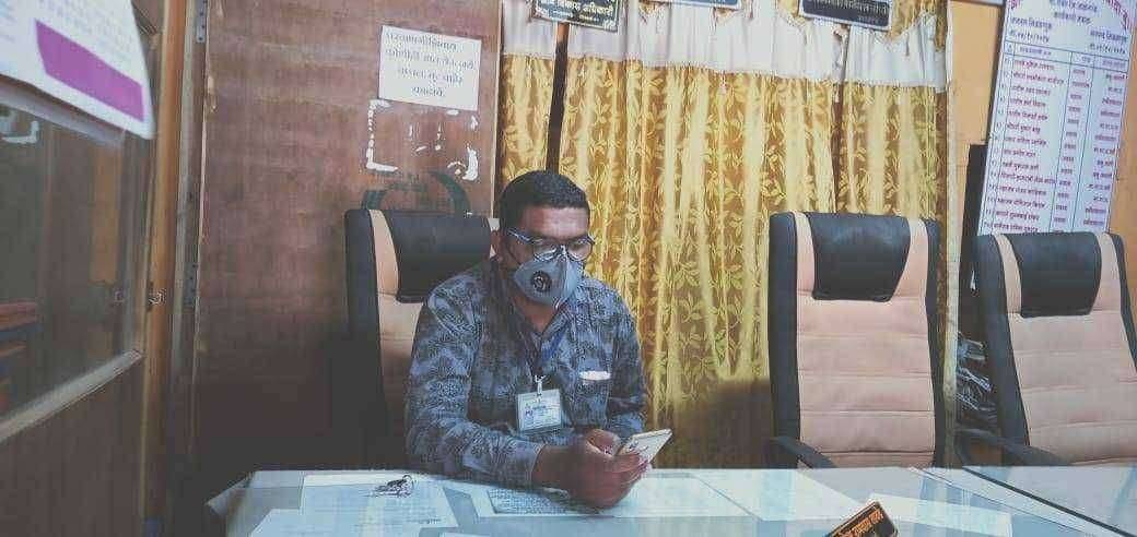 मोठा वाघोदा ग्रामपंचायती ने दुसरा प्रभारी ग्रामसेवक नाकारला तिसऱ्या ने पदभार स्वीकारला नाट्यमय घडामोडीत ग्रामसेवक नितीन महाजन यांनी घेतला