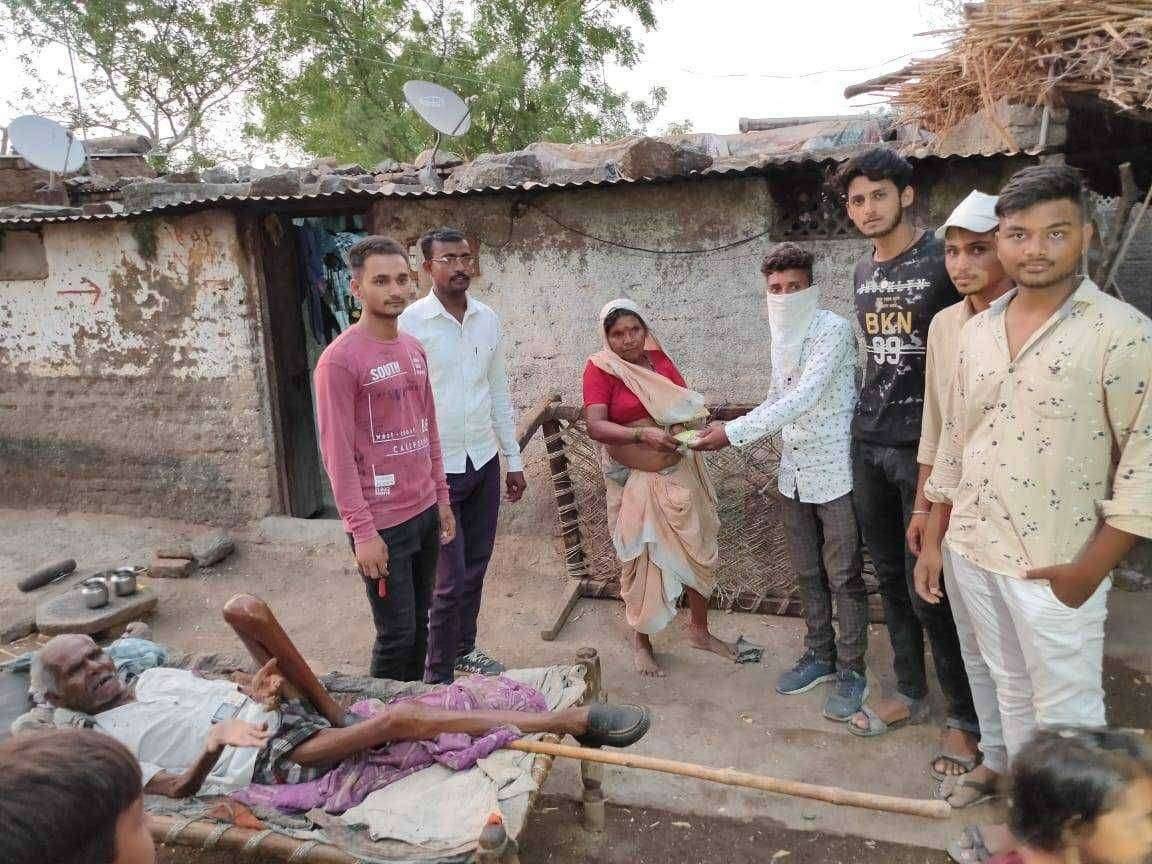 मारवड येथील तरुण प्रफुल्ल पाटील यांनी वाढदिवसनिमित्त गावात वाटले गोरगरिबांना तेलाचे पाऊच