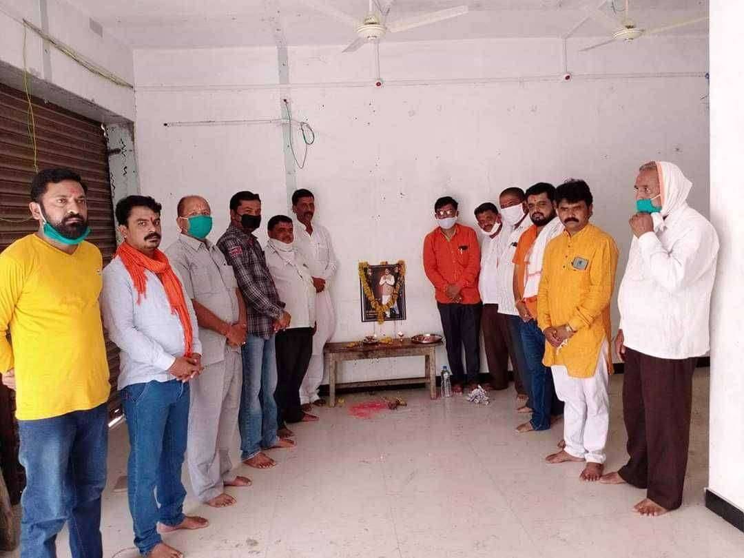 कळंब तालुका भाजपच्या वतीने गोपीनाथ मुंडे यांच्या पुण्यतिथी निम्मित अभिवादन