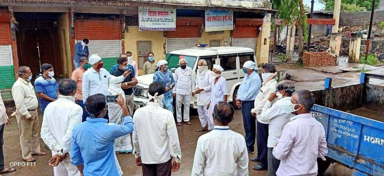 शिरूडला प्रांतअधिकारी सीमा अहिरे यांची भेट ; डाँ.मंगलदास पवारांनी पाठविलेल्या होमिओपँथिक गोळ्यांचे वाटप