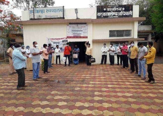 परंडा उपजिल्हा रूग्णालयातील कोरोना बाधीत तीन रुग्णावर उपचार करून डिस्चार्ज -आरोग्य कर्मचाऱ्या कडून टाळ्या वाजऊन शुभेच्छा