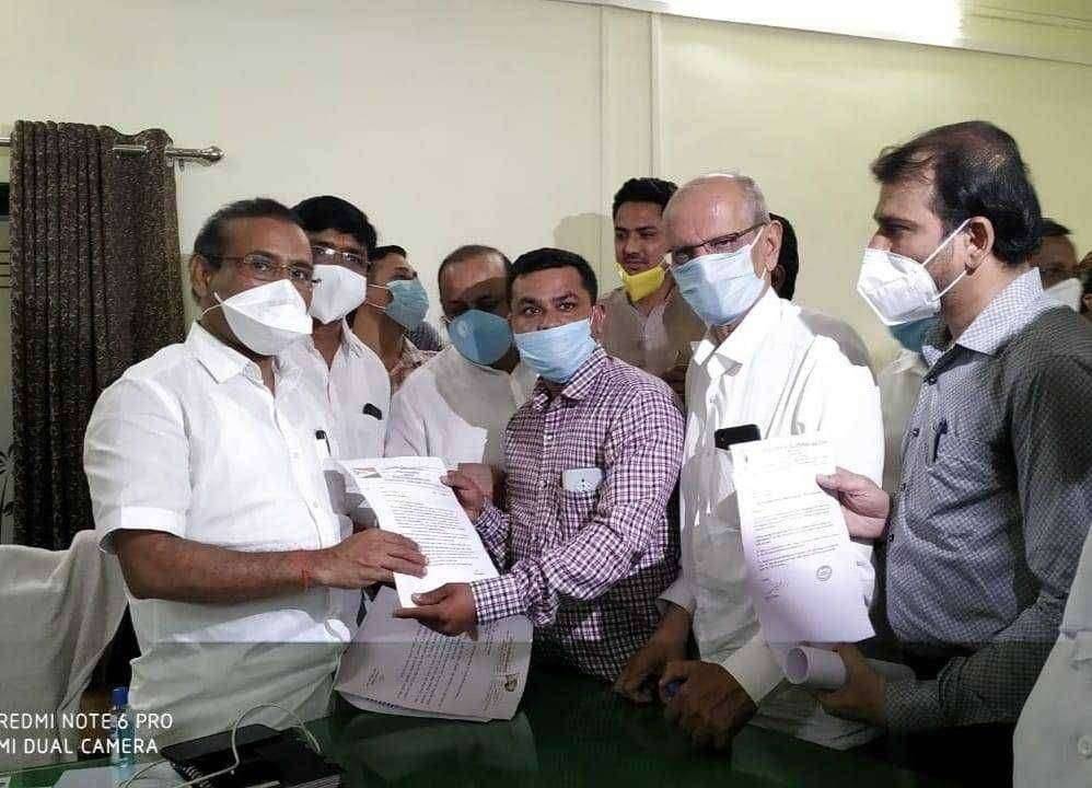 हॉस्पिटल दवाखाने डॉक्टर हे रुग्णांची सर्वत्र दखल घेत नसल्यामुळे फैजपूर राष्ट्रवादी काँग्रेसचे जिल्हाधिकाऱ्यांना निवेदन