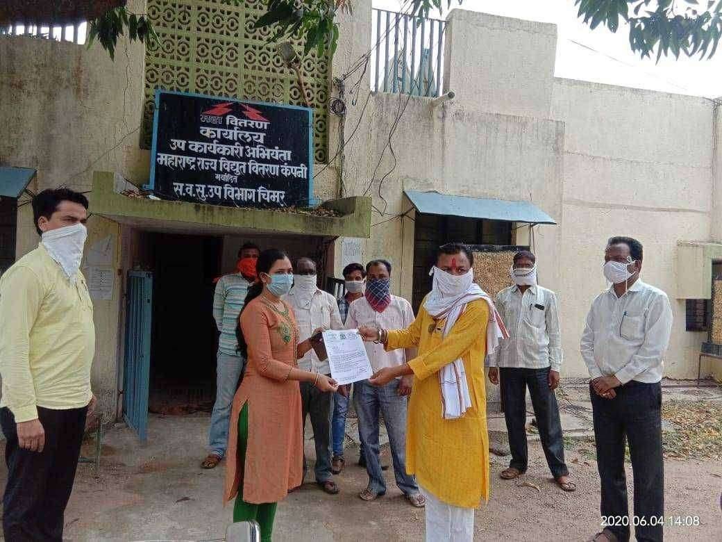 जि प सदस्य गजानन बुटके यांनी दिले महावित्तरण ला निवेदन जीप सदस्य गजानन बुटके चा दणका