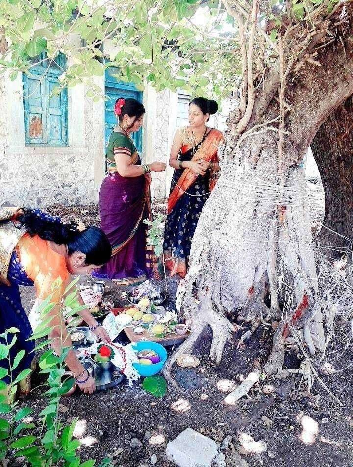 वटपौर्णिमा सुवासिनींनी लुटला आनंद वालचंदनगर मध्ये