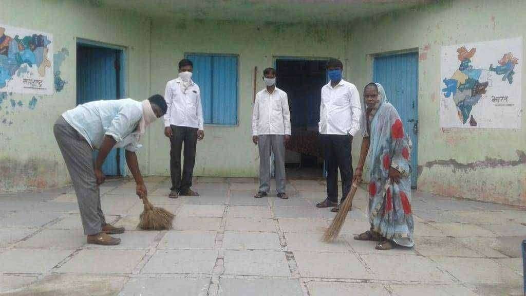 "धुळगाव जिल्हा परिषद शाळेत कोरोना पार्श्वभूमीवर स्वच्छता अभियान,
