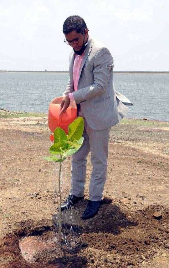 मनरेगा आणि वृक्ष संवर्धनाची सांगड घालावी-डॉ.राजेंद्र भारुड पर्यावरण दिनाच्या निमित्ताने वटवृक्षाची लागवड