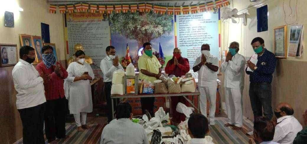 त्रिशरण संस्थेतर्फ भन्ते बोधीपाल यांना किराणा वस्तूचे वाटप---