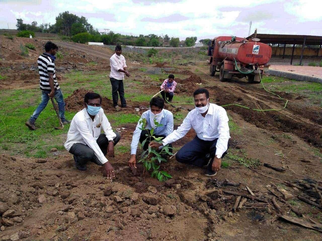 एक मित्र एक वृक्ष या वृक्षारोपण ग्रुपच्या कल्पनेतून आणि राजपथ इंफ्राकाॅन प्रा.ली पुणे संयुक्त मिळून वृक्षारोपण