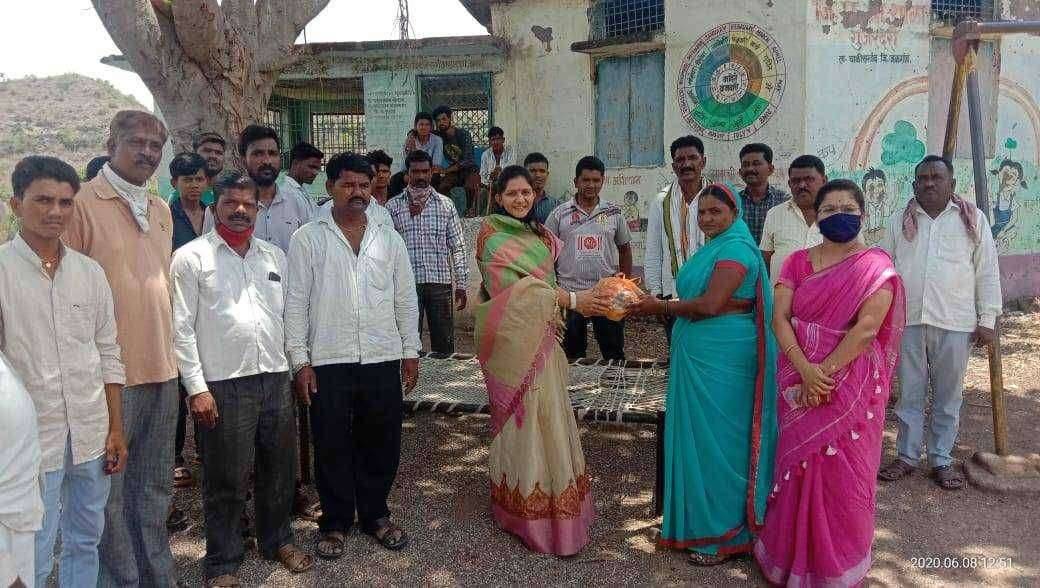 चाळीसगाव तालुक्यातील अतिदुर्गम भागातील गुजरदरी गावात रोगप्रतिकारक आर्सेनिक_अल्बम_३० औषधी वाटप