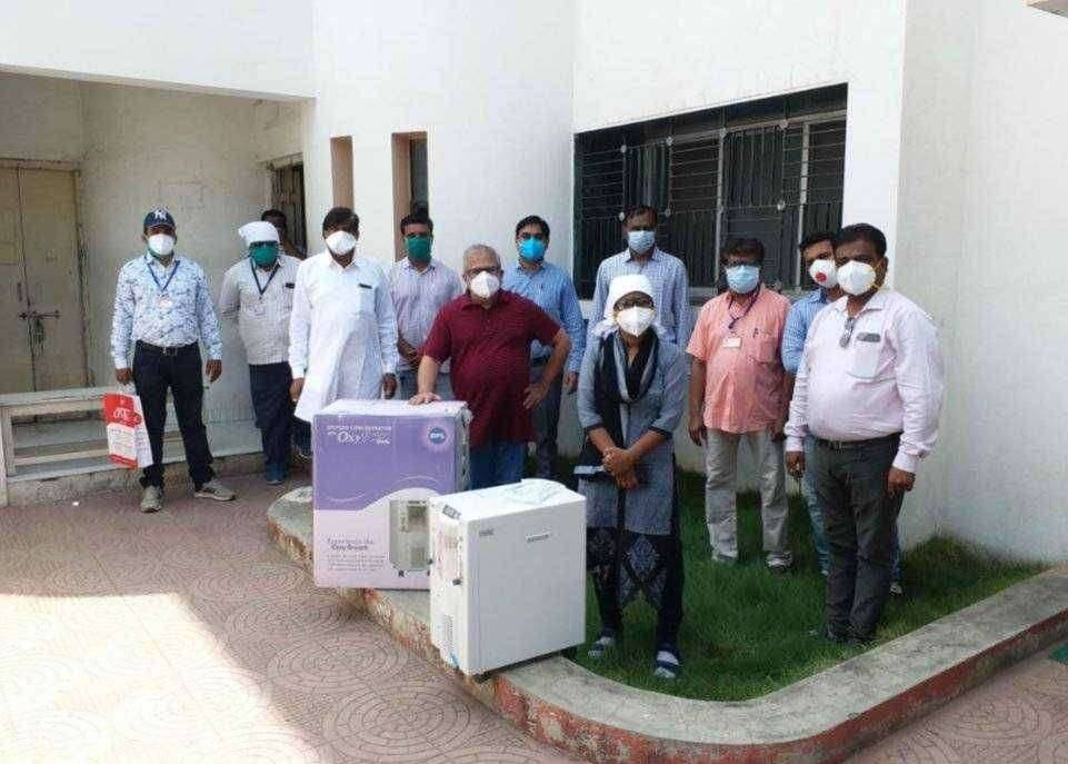 पालिकेच्या सौजन्याने अमळनेर कोविड हेल्थ सेंटरला मिळाले दोन ऑक्सिजन कॉन्सट्रेटर अत्यवस्थ झालेल्या रुग्णांची होणार सोय