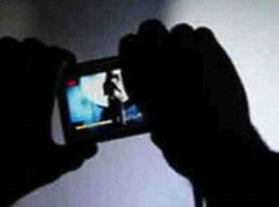 छेड काढून फोटो व्हायरलची धमकी अल्पवयीन मुलीचा आत्महत्येचा प्रयत्न