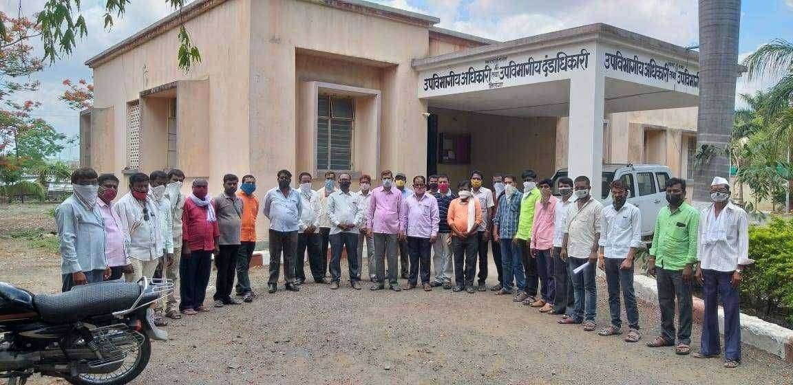 निलंगा तालुक्यात चे नाभिक संघटनेच्यावतीने उपविभागीय अधिकाऱ्यांना निवेदन