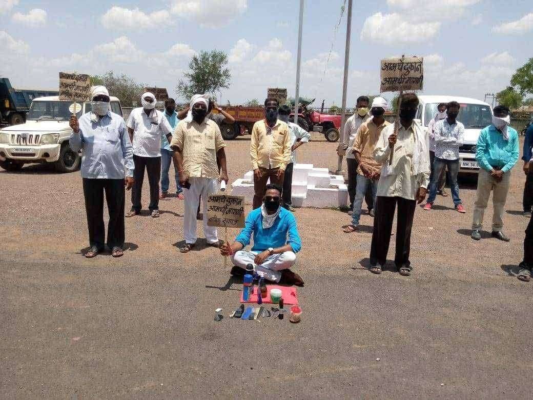 कोरपना येथे नाभिक समाजाचे तहसीलदारांना निवेदन दुकाने सुरू करण्याची मागणी