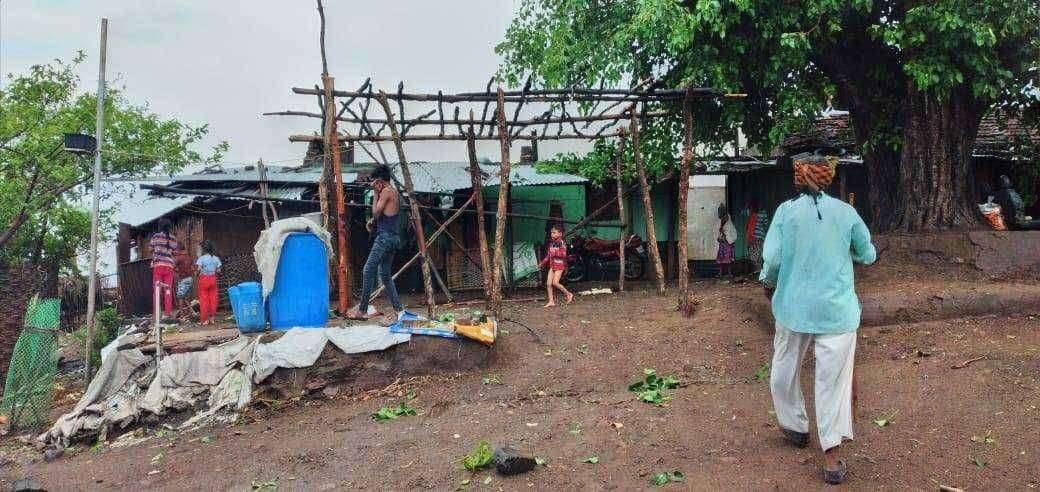 सातपुडातील मोहमांडली येथे घरावरील पत्रे उडून घरांची पडझड होऊन संसारोपयोगी वस्तूंचेही नुकसान झाले