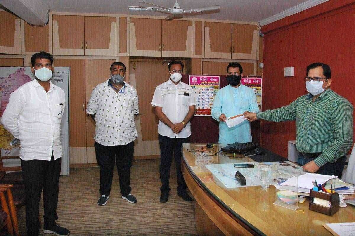 नंदुरबार येथे कोरोनाचा विस्फोट करणाऱ्या जेवणावळीचे आयोजन करणाऱ्यांवर व आपत्ती व्यवस्थापन कायद्याचे उल्लंघन करणाऱ्यांवर कडक कारवाई करण्यात यावी भाजपा जिल्हाध्यक्ष विजय चौधरी यांच्या शिष्टमंडळाची मागणी.