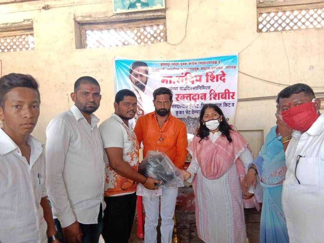 युवक काँग्रेस सोलापूर जिल्हा उपाध्यक्ष व विश्वक्रांती सामाजिक मालवाहतूक संघटनेच्या संस्थापक उपाध्यक्ष संदीप शिंदे यांच्या वाढदिवसा निमित्त रक्तदान शिबिराचे आयोजन