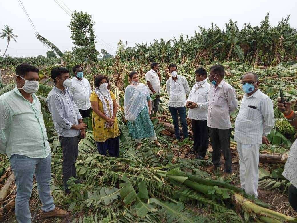 निंभोरा सह परिसरात नुकसान ग्रस्त केळीची खा.रक्षा खडसे यांनी केली पाहणी