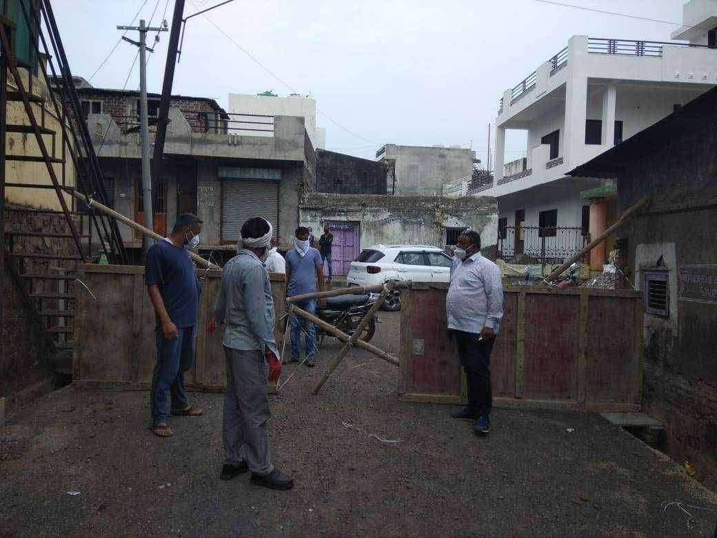 मोठा वाघोदा कोरोना बचाव समिती कागदावरच अध्यक्ष गैरहजर बाकीच्यांची तारेवरची कसरत