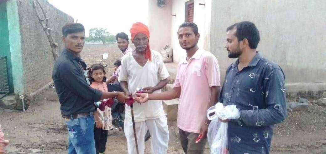 मुडी च्या तरुणांनी वायफळ खर्च न करता गरिबांना मास्क व साबण वाटून केला वाढदिवस साजरा...