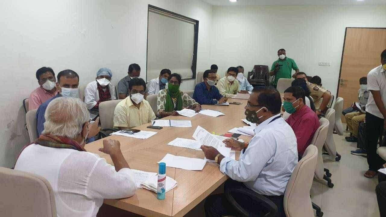 कोरोनाच्या पार्श्वभूमीवर येवल्यात छगन भुजबळ यांच्याकडून आढावा