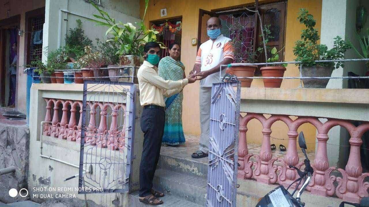 चांदवडच्या अवलीयाने 200 कुटुंबाना वाटले आर्सेनिक 30 गोळ्या चांदवड येथील