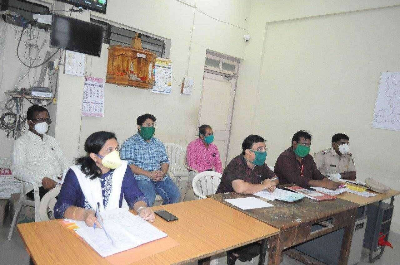 प्रतिबंधित क्षेत्रातील संसर्ग कमी करा, अक्कलकोट येथील आढावा बैठकीत जिल्हाधिकारी शंभरकर यांच्या सूचना