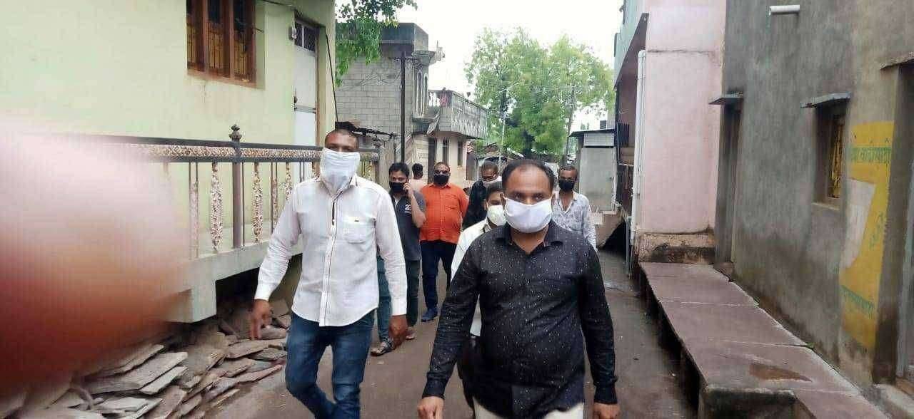 मोठा वाघोद्यात ५दिवस जनता कर्फ्यूत नागरिकांचा स्वयंस्फुर्तीने सहभाग ५ दिवसांचा जनता कर्फ्यू सफल करण्याचे आवाहन