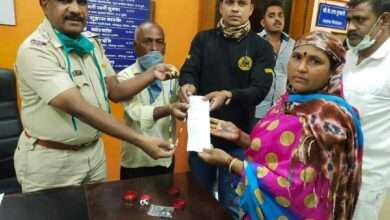 अक्कलकोट पोलीस निरीक्षक कलप्पा पुजारी यांच्या तत्परतेमुळे हरविलेले सोन्याचे दागिने मिळाले परत