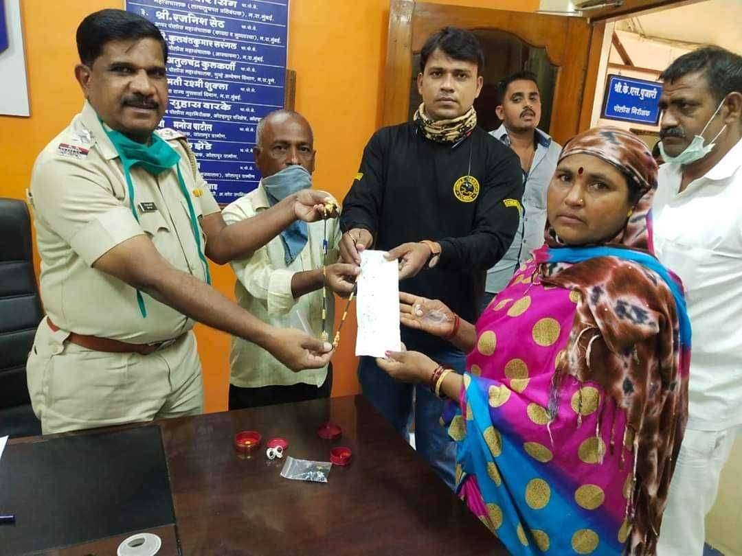 अक्कलकोट पोलीस निरीक्षक कलप्पा पुजारी यांच्या तत्परतेमुळे हरविलेले सोन्याचे दागिने मिळाले परत