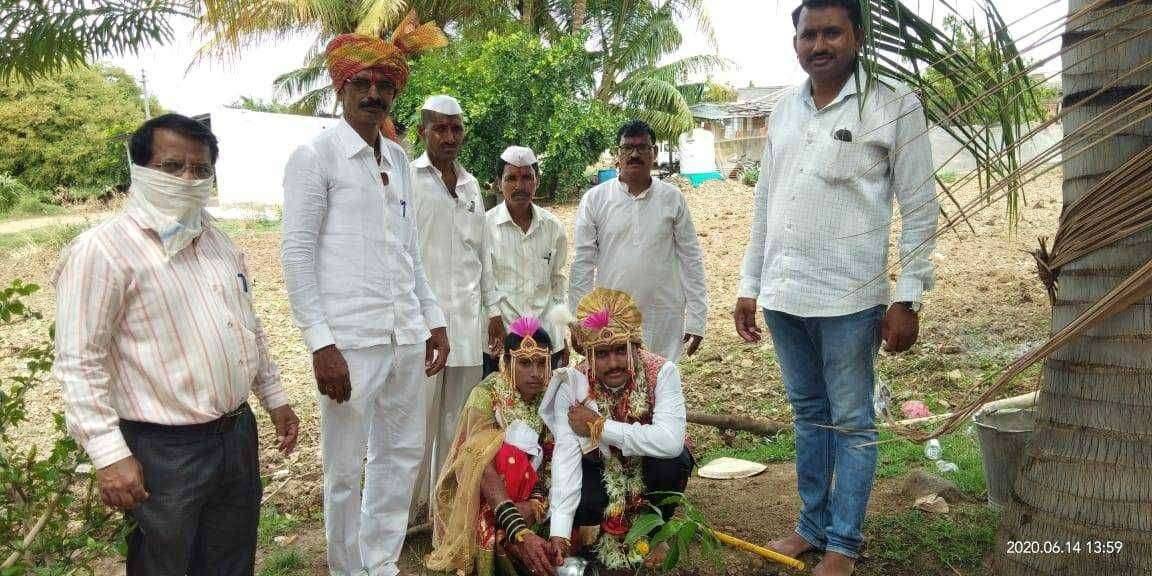 विवाह सोहळ्यात राबविला वृक्षारोपनाचा उपक्रम नेहमीच विविध उपक्रमात आघाडीवर असलेल्या गावात अनोखा उपक्रम