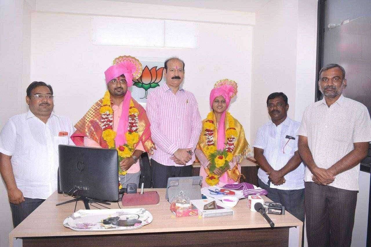 अजिंक्य गोडगे व रेणुका कोकाटे यांची उपजिल्हाधिकारी व तहसीलदार पदी निवड झाल्याबद्दल आमदार श्री. सुजितसिंह ठाकूर यांच्या हस्ते सत्कार