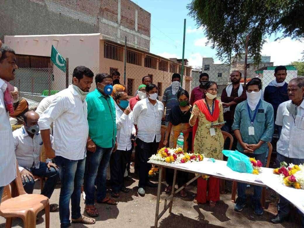 M बॉईज ग्रुप व KGN ग्रुप च्या वतीने होमिओपॅथीच्या गोळ्यांचे वाटप