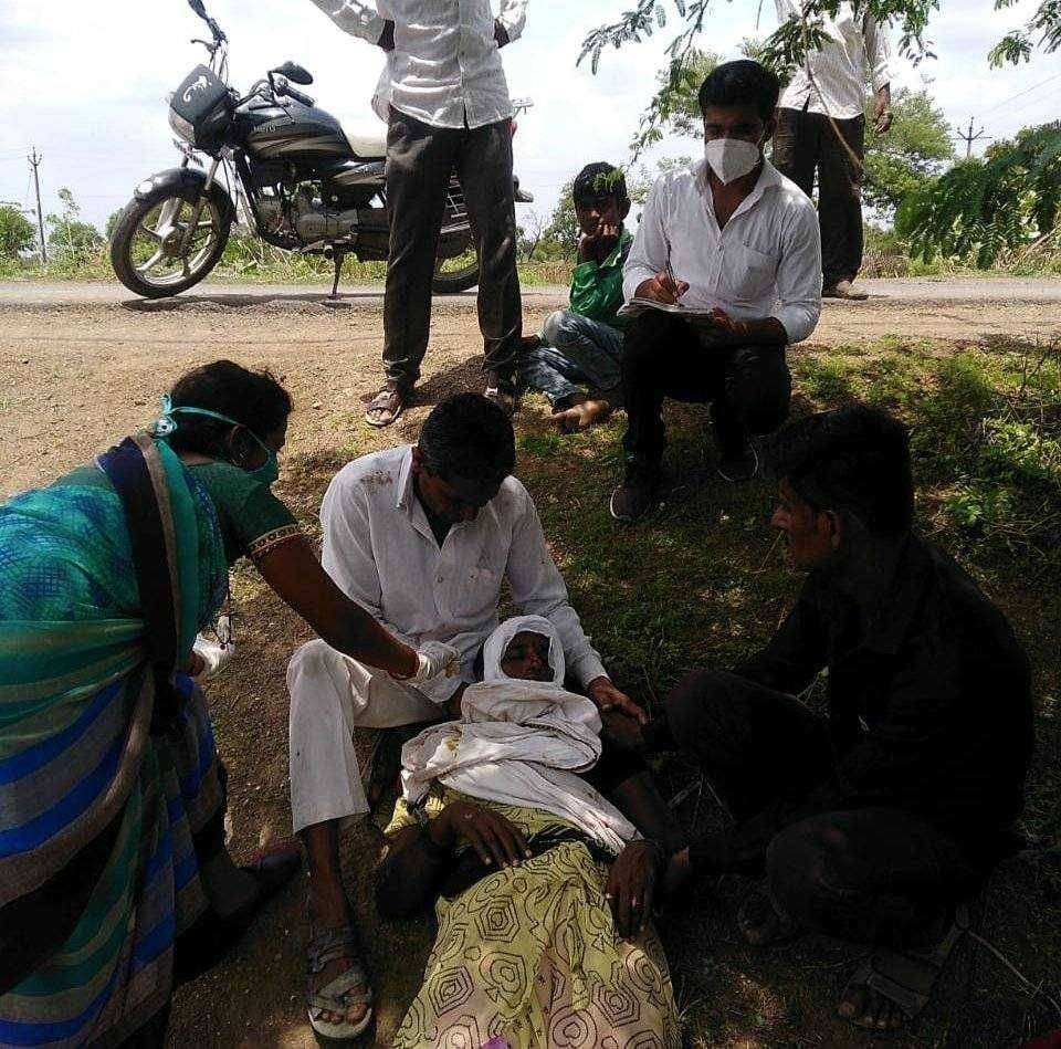 शिरूड अपघात झाल्या चे कळताच आरोग्य सेवक,सेविका धाव घेत केला उपचार