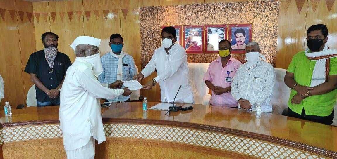 निफाड तालुक्यात महात्मा ज्योतीबा फुले शेतकरी कर्जमुक्ती योजनेच्या आधार प्रमाणिकरणास सुरुवात...