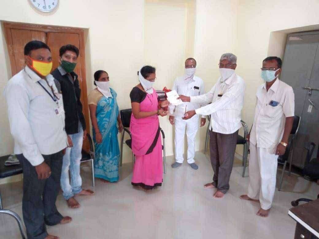 पाडळसे तालुका यावल येथे कोरोना युद्धांना माक्स हॅन्ड ग्लोज व फेस कवर ग्रामपंचायत तर्फे वाटप