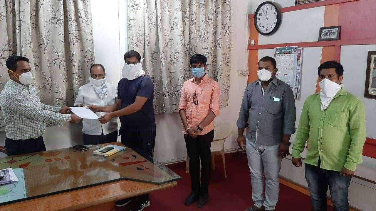 लॉकडाऊन काळातील वीज बिल माफ करा युवक कार्यकर्त्यांचे निवेदन.