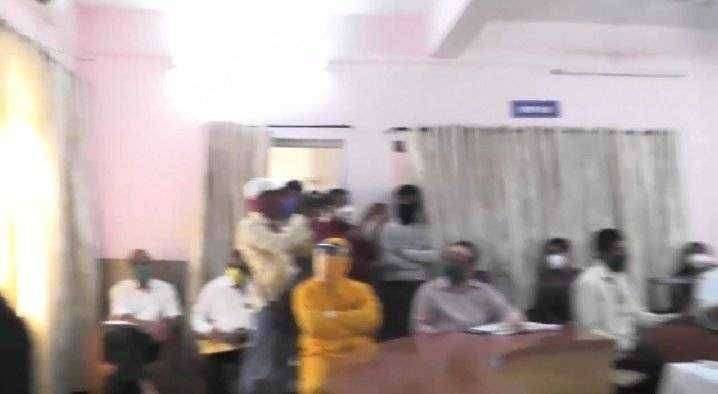 काळ्या यादीतील डॉक्टर पालकमंत्र्यांच्या बैठकीस उपस्थित कसा