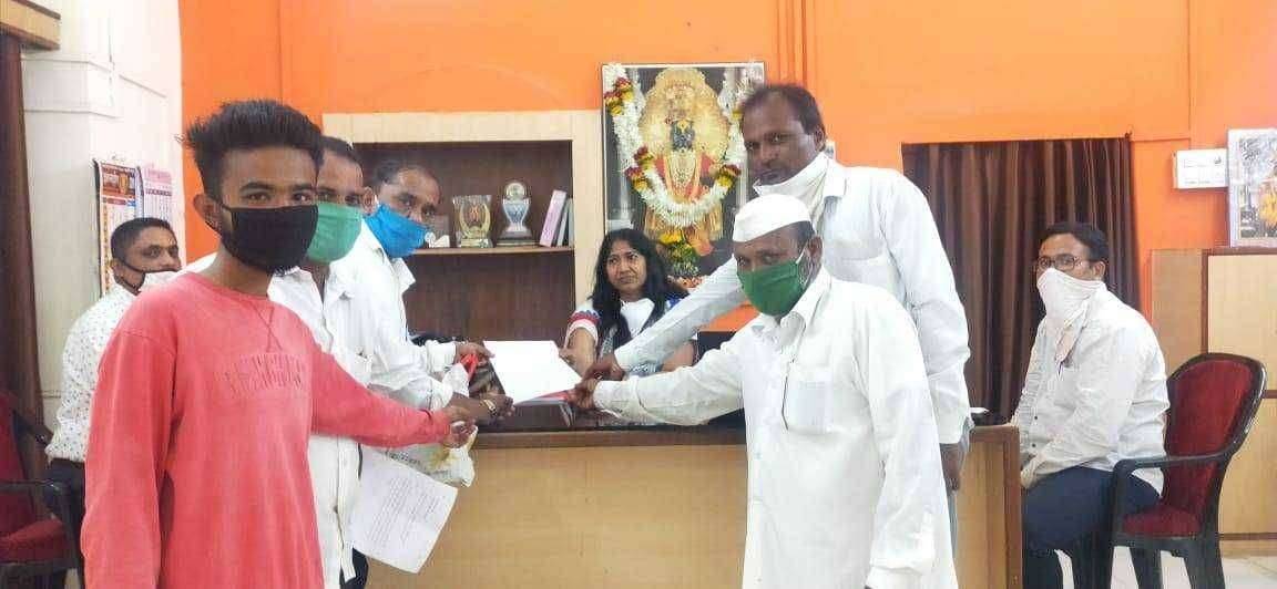 न्युज18 इंडिया चे अँकर अमिश देवगन यांच्यावरती कारवाई करा अशी तहसीलदारांकडे निवेदन द्वारे मागणी करण्यात आले