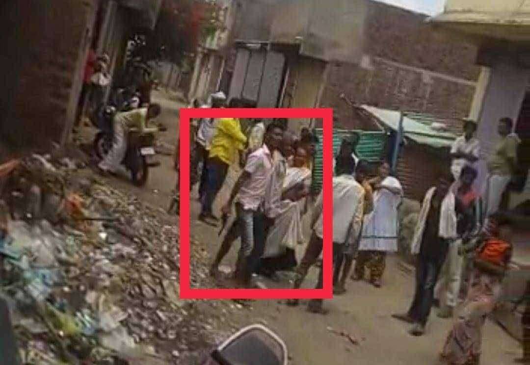 ?Big Breaking..कळंब शहरात दिवसाढवळ्या बंदूक घेऊन थरार पोलिसांच्या कार्यवाही कडे लक्ष