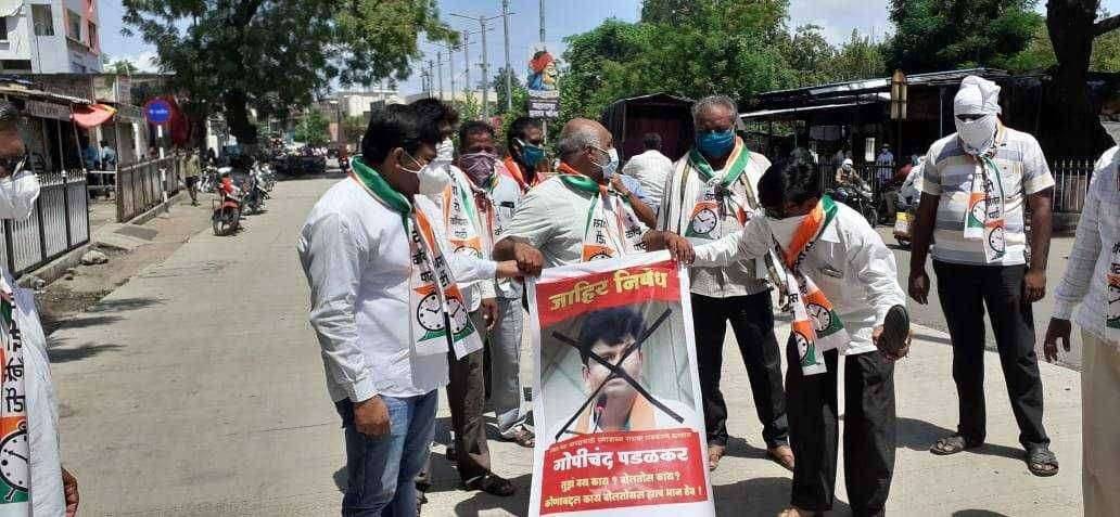 पवारांवर केलेल्या खालच्या पातळीच्या टीकेचा गोपीचंद पडळकरांच्या प्रतिमेला चपला जोड्यांचा प्रसाद प्रतिमा दहन करून निषेध राष्ट्रवादीच्या विविध संघटनांच्या सदस्यांनी केले आंदोलन
