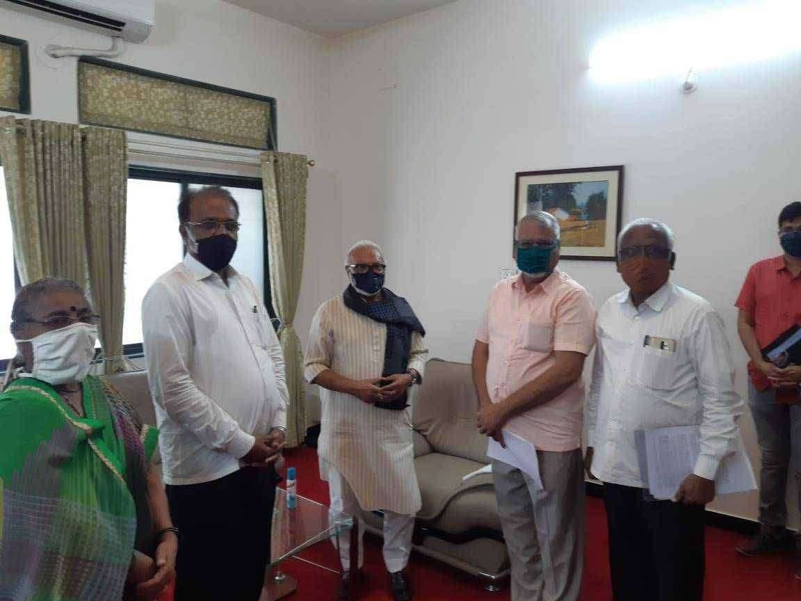 कोरोना व लॉकडाउनच्या पार्श्वभूमीवर जनतेच्या अडचणी बाबत सिटूचे राष्ट्रीय उपाध्यक्ष डॉक्टर डी एल कराड यांनी घेतली पालकमंत्री छगन भुजबळ यांची भेट .