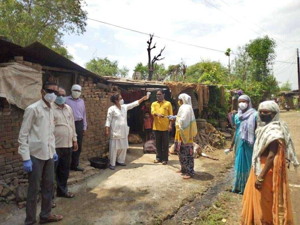 फैजपूर येथून जवळच असलेल्या पिंपरुड तालुका यावल येथे ग्रामस्थांचे थर्मल स्क्रीनिंग द्वारे तपासणी